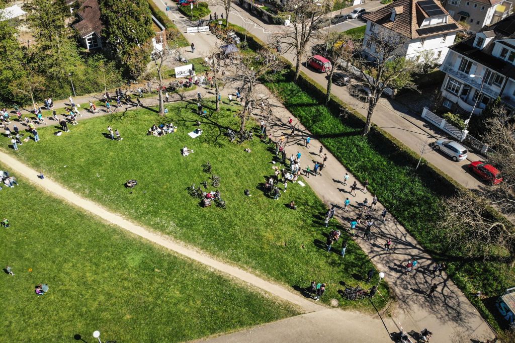 Luftaufnahme eines Parks. Mehrere Läufer durchqueren diesen auf den Wegen.
